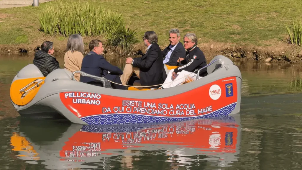 La barca elettrica che ripulisce i navigli