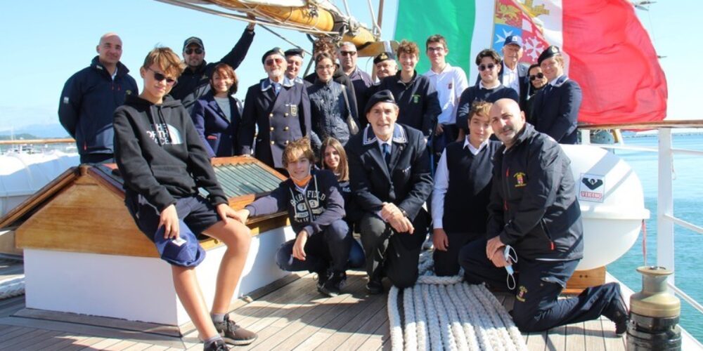 I ragazzi di &#8220;Giov-ANMI 2021&#8221; a bordo di Nave Italia